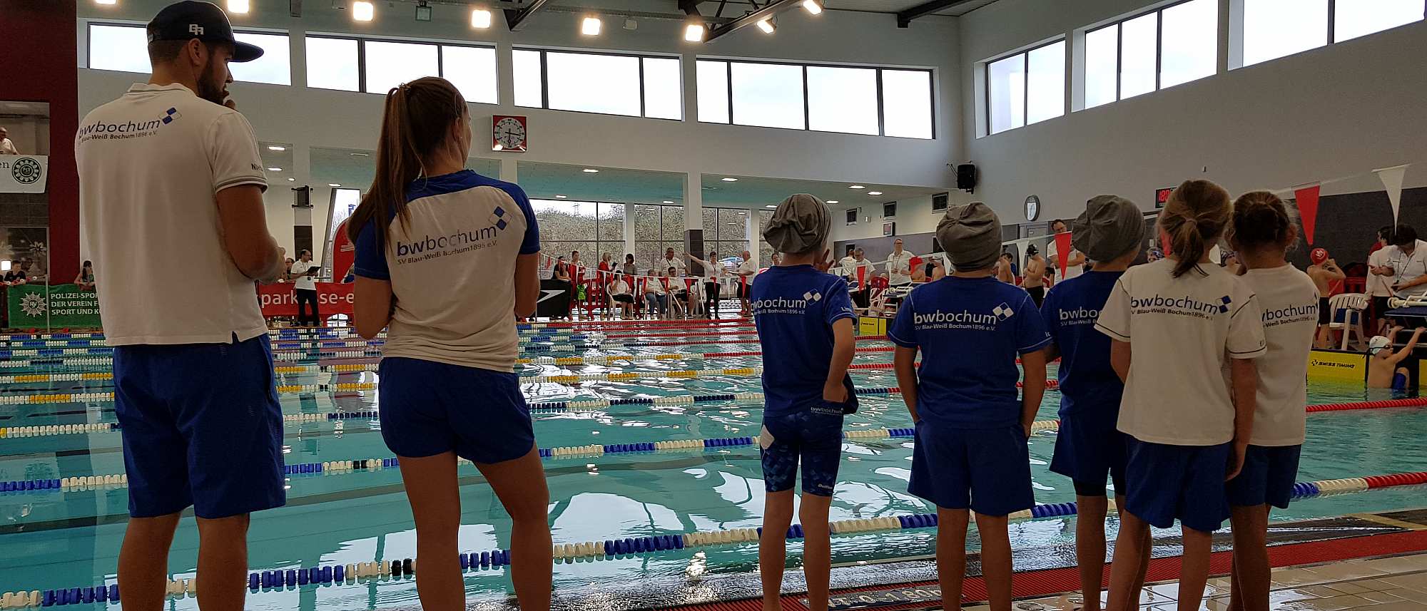 _bwbochum/medien/Schwimmen/Schwimmen_Fotos-2019/2019_12_07-08_AdventsSF-Essen-BWB-Rueckenansicht.jpg