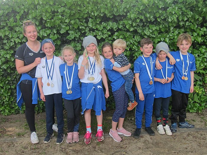 _bwbochum/medien/Schwimmen/Schwimmen_Fotos-2019/SuS_Cup_2019_Team_mit_Medaillen.jpg