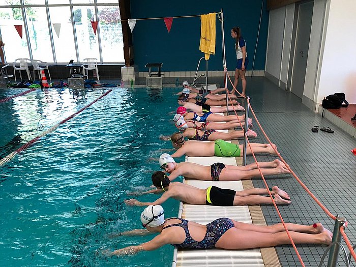 _bwbochum/medien/Schwimmen/Schwimmen_Fotos-2019/TL_2019_SWF1_Schwimmtechnik_am_Beckenrand.jpg