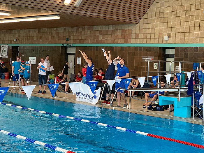 _bwbochum/medien/Schwimmen/Schwimmen_Fotos-2020/DMS2020-Bezirk-Trainer-Beckenrand.jpg